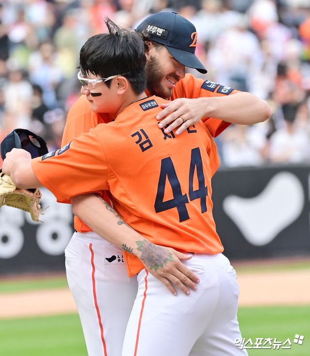17일 오후 대전 한화생명 볼파크에서 열린 '2025 신한 SOL Bank KBO리그' SSG 랜더스와 한화 이글스의 더블헤더 1차전 경기, 한화가 8이닝 2피안타 1볼넷 18탈삼진 무실점 괴력투를 선보인 폰세의 호투에 힘입어 SSG에 1:0 승리를 거뒀다. 이날 경기에서 승리한 한화 선수들이 기뻐하고 있다. 엑스포츠뉴스 DB