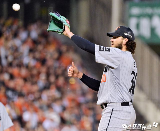 28일 오후 서울 송파구 잠실야구장에서 열린 '2025 신한 SOL Bank KBO리그' 한화 이글스와 LG 트윈스의 경기, 6회말 한화 폰세가 LG 박해민의 타구를 처리한 후 괜찮다는 제스처를 취하고 있다. 엑스포츠뉴스 DB