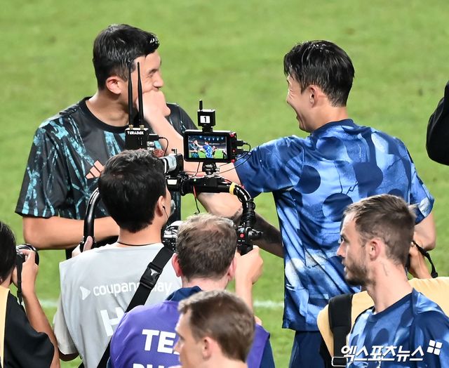 손흥민 소속팀인 잉글리시 프리미어리그 토트넘 홋스퍼가 최근 바이에른 뮌헨에서 이적시장 매물로 내놓은 김민재 영입을 추진하는 구단 중 하나인 것으로 밝혀졌다. 토트넘은 세계적인 명장인 조세 무리뉴 감독 시절인 2020년 김민재 영입을 추진했으나 구단 수뇌부가 당시 중국에서 뛰는 무명 선수라는 이유로 소극적인 행보를 보여 무산됐다. 5년 만에 그의 입단을 다시 추진한다. 엑스포츠뉴스DB