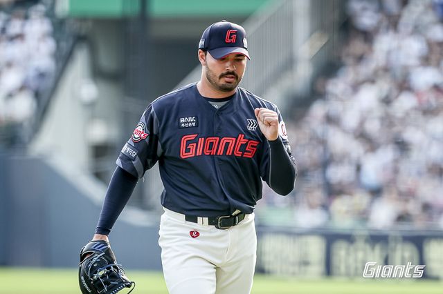 롯데 자이언츠 외국인 투수 알렉 감보아가 지난 8일 서울 잠실야구장에서 열린 2025 신한 SOL Bank KBO리그 두산 베어스와의 팀 간&nbsp;9차전에 선발등판, 감보아는 6⅔이닝 2실점 호투로 승리투수가 됐다. 사진 롯데 자이언츠