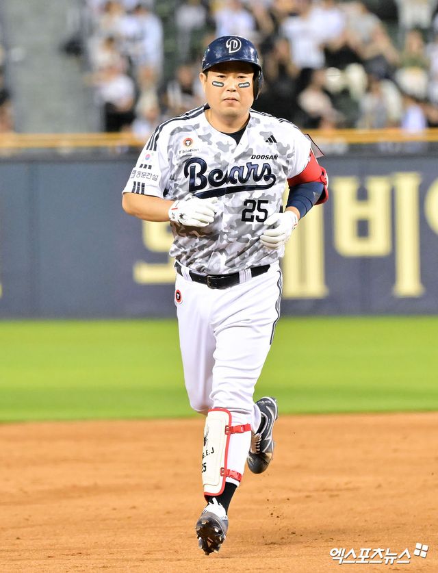 두산 베어스 포수 양의지가 올해 정규시즌 경기에 출전해 홈런을 친 뒤 베이스를 돌고 있다. 엑스포츠뉴스 DB