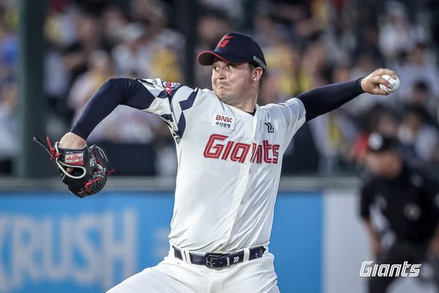 롯데 자이언츠 외국인 투수 터커 데이비슨이 1일 부산 사직야구장에서 열린 2025 신한 SOL Bank KBO리그 LG 트윈스와의 팀 간 6차전에 선발등판, 6이닝 2실점으로 호투했다. 사진 롯데 자이언츠