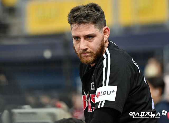 LG 트윈스 외국인 타자 오스틴 딘이 1일 부산 사직야구장에서 열린 2025 신한 SOL Bank KBO리그 롯데 자이언츠와의 팀 간 6차전에서 시즌 20호 홈런을 기록, 트윈스 구단 역사상 최초의 3년 연속 20홈런 고지를 밟았다. 사진 엑스포츠뉴스 DB