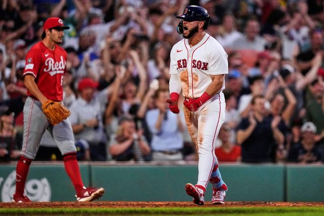 보스턴 레드삭스 윌리어 아브레우가 미국 매사추세츠주 보스턴의 펜웨이파크에서 열린 2025 미국 메이저리그(MLB) 신시내티 레즈와의 홈경기에서 5번타자 겸 우익수로 선발 출전해 5타수 2안타 5타점을 기록했다. 한 경기에 그라운드 홈런과 만루포를 모두 기록하는 진기록을 작성하기도 했다. AP 연합뉴스