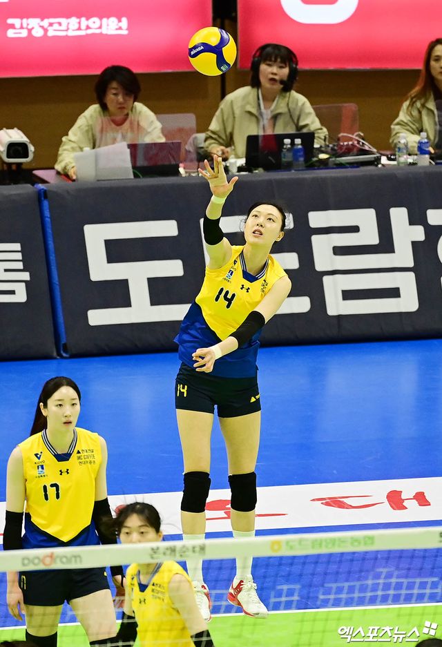 11일 오후 경기도 수원실내체육관에서 열린 '도드람 2024-2025 V리그' 현대건설과 한국도로공사의 경기, 현대건설 양효진이 서브를 하고 있다. 엑스포츠뉴스 DB