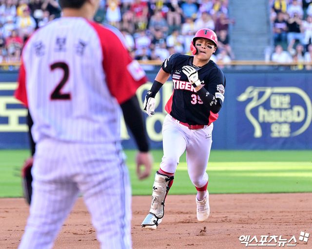 29일 오후 서울 송파구 잠실야구장에서 열린 '2025 신한 SOL Bank KBO리그' KIA 타이거즈와 LG 트윈스의 경기, 6회초 1사 2,3루 KIA 김석환이 2타점 3루타를 날리고 있다. 엑스포츠뉴스 DB