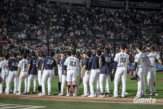 김태형 감독이 이끄는 롯데 자이언츠가 2025 시즌 6월 12승 10패를 기록, 월간 승률 3위를 기록했다. 주축 선수들의 부상 이탈 악재에도 뎁스 강화와 성적이라는 성과를 얻었다. 사진 롯데 자이언츠