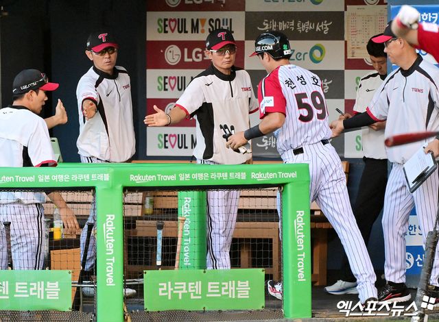 염경엽 감독이 이끄는 LG 트윈스가 1일 부산 사직야구장에서 열리는 2025 신한 SOL Bank KBO리그 롯데 자이언츠와 팀 간 6차전에서 2연패 탈출에 도전한다. 사진 엑스포츠뉴스 DB