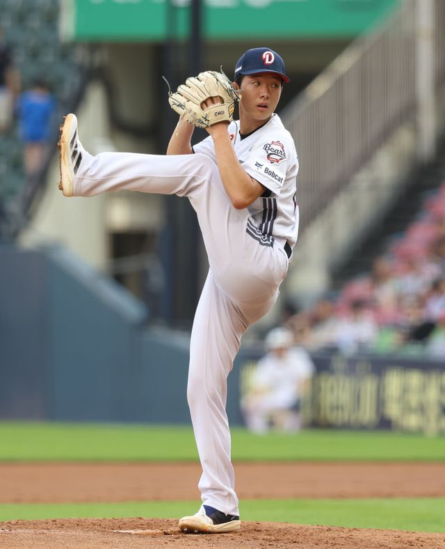 두산 베어스 신인투수 최민석이 1일 서울 잠실야구장에서 열린 삼성 라이온즈와의 홈경기에 선발 등판해 투구하고 있다. 두산 베어스