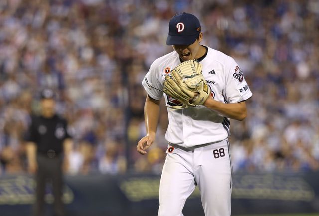 두산 베어스 신인투수 최민석이 1일 서울 잠실야구장에서 열린 삼성 라이온즈와의 홈경기에 선발 등판해 이닝을 끝낸 뒤 포효하고 있다. 두산 베어스