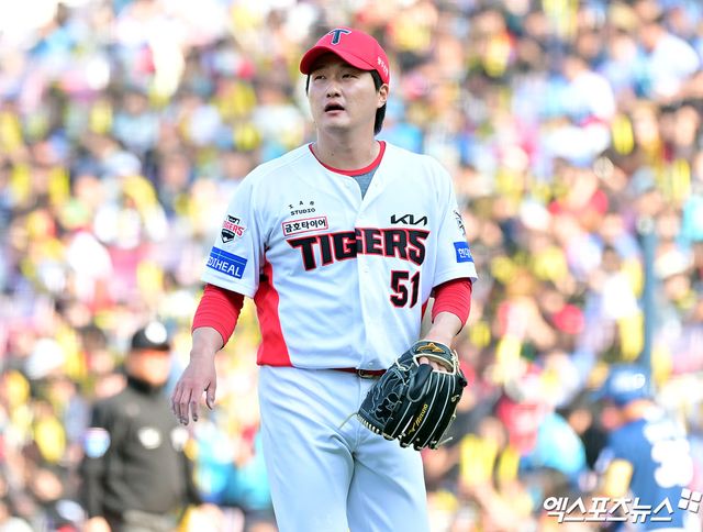 22일 오후 광주기아챔피언스필드에서 열린 '2025 신한 SOL Bank KBO리그' NC 다이노스와 KIA 타이거즈의 개막전 경기, 8회초 수비를 마친 KIA 전상현이 더그아웃으로 향하고 있다. 엑스포츠뉴스 DB