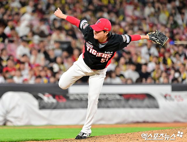 21일 오후 수원KT위즈파크에서 열린 '2025 신한 SOL Bank KBO리그' KIA 타이거즈와 KT 위즈의 경기, 7회말 KIA 전상현이 공을 힘차게 던지고 있다. 엑스포츠뉴스 DB