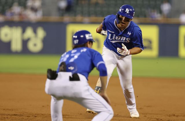 삼성 라이온즈 김영웅이 1일 서울 잠실야구장에서 열린 두산 베어스전에서 귀루하고 있다. 삼성 라이온즈
