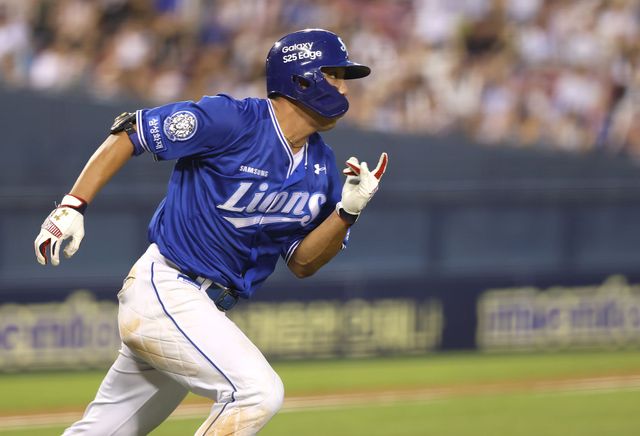 삼성 라이온즈 김영웅이 1일 서울 잠실야구장에서 열린 두산 베어스전에서 주루하고 있다. 삼성 라이온즈