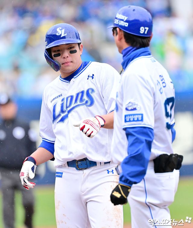 삼성 라이온즈 내야수 김영웅이 올해 정규시즌 경기에서 안타를 친 뒤 코치와 하이파이브하고 있다. 엑스포츠뉴스 DB