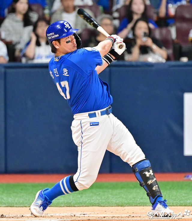 삼성 라이온즈 포수 강민호가 올해 정규시즌 경기에 출전해 타격하고 있다. 엑스포츠뉴스 DB