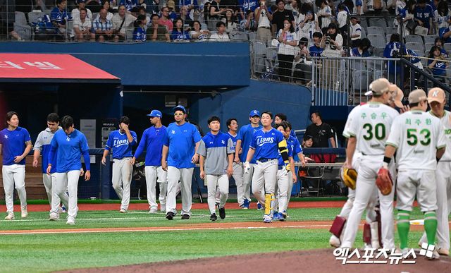삼성 라이온즈 선수들이 지난달 27일 고척 키움 히어로즈전에서 패한 뒤 그라운드로 걸어 나오고 있다. 엑스포츠뉴스 DB