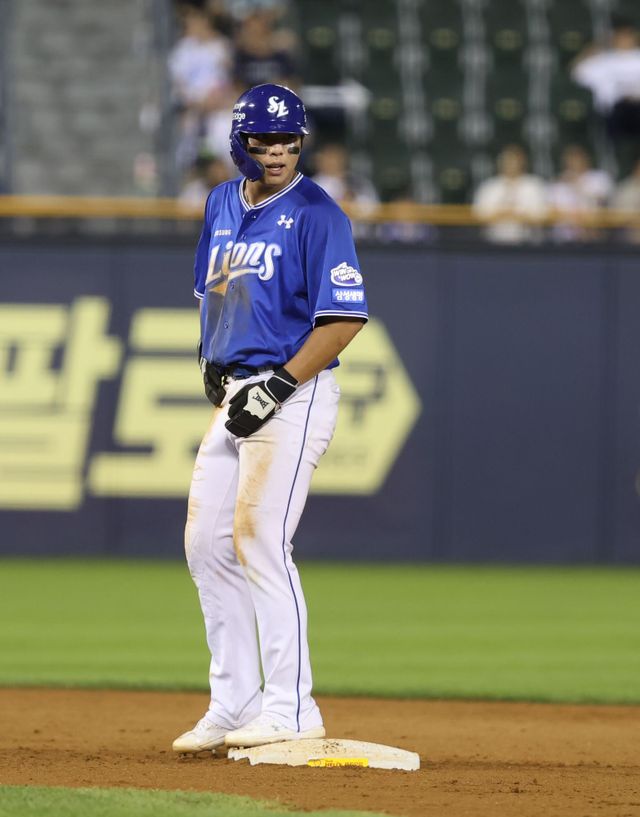 삼성 라이온즈 김영웅이 1일 서울 잠실야구장에서 열린 두산 베어스전에서 주루 후 숨을 고르고 있다. 삼성 라이온즈