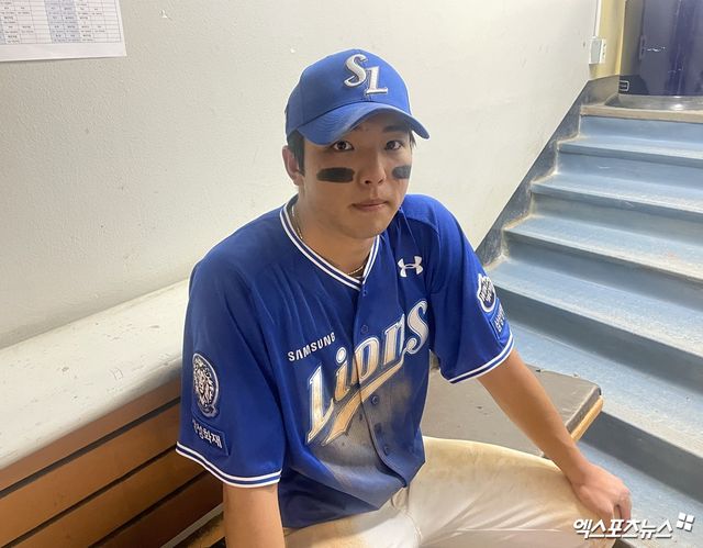 삼성 라이온즈 김영웅이 1일 서울 잠실야구장에서 열린 두산 베어스전에서 1군 복귀전을 마친 뒤 기념촬영하고 있다. 엑스포츠뉴스 잠실, 최원영 기자