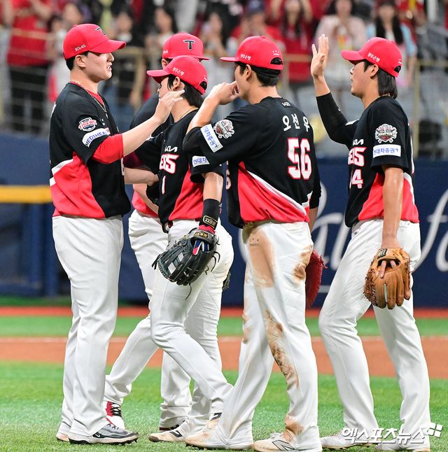 25일 오후 서울 구로구 고척스카이돔에서 열린 '2025 신한 SOL Bank KBO리그' KIA 타이거즈와 키움 히어로즈의 경기, KIA가 키움에 6:3으로 승리하며 전날의 패배를 설욕했다. 이날 경기에서 승리한 KIA 선수들이 기뻐하고 있다. 엑스포츠뉴스 DB