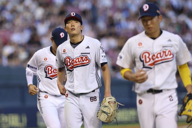 두산 베어스 신인투수 최민석이 1일 서울 잠실야구장에서 열린 삼성 라이온즈와의 홈경기에 선발 등판해 이닝을 마친 뒤 더그아웃으로 들어가고 있다. 두산 베어스