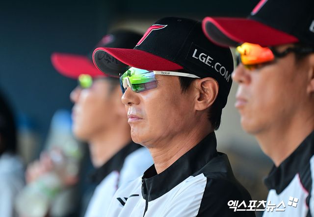 염경엽 감독이 이끄는 LG 트윈스가 1일 부산 사직야구장에서 열린 2025 신한 SOL Bank KBO리그 롯데 자이언츠와의 팀 간 6차전에서 3-2로 승리, 2연패를 끊어냈다. 사진 엑스포츠뉴스 DB