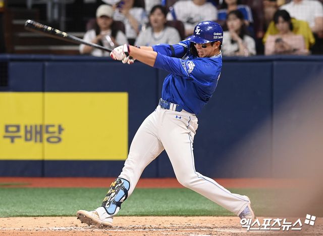 삼성 라이온즈 내야수 김영웅이 올해 정규시즌 경기에서 타격하고 있다. 엑스포츠뉴스 DB