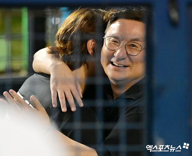 29일 오후 서울 송파구 잠실야구장에서 열린 '2025 신한 SOL Bank KBO리그' KIA 타이거즈와 LG 트윈스의 경기, KIA가 6회 6점을 뽑아내는 빅이닝을 기록하며 LG에 12:2 대승을 거뒀다, 경기종료 후 KIA 고종욱이 심재학 단장과 포옹을 하고 있다. 엑스포츠뉴스 DB