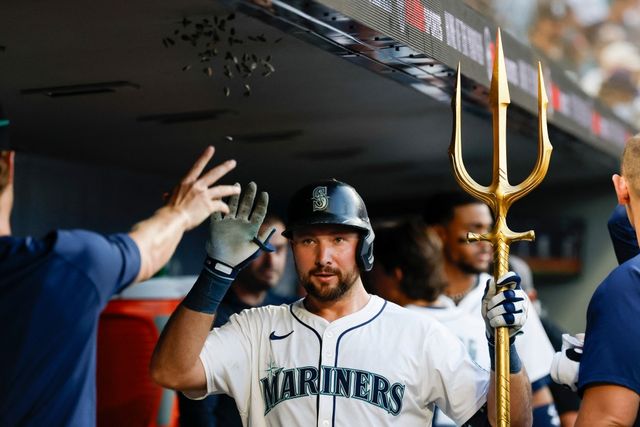 시애틀 매리너스 포수 칼 롤리가 1일 미국 워싱턴주 시애틀의 T-모바일 파크에서 열린 2025 미국 메이저리그(MLB) 캔자스시티 로열스와의 홈경기에 3번타자 겸 포수로 선발 출전해 3타수 1안타(1홈런) 2타점을 기록했다. AFP 연합뉴스