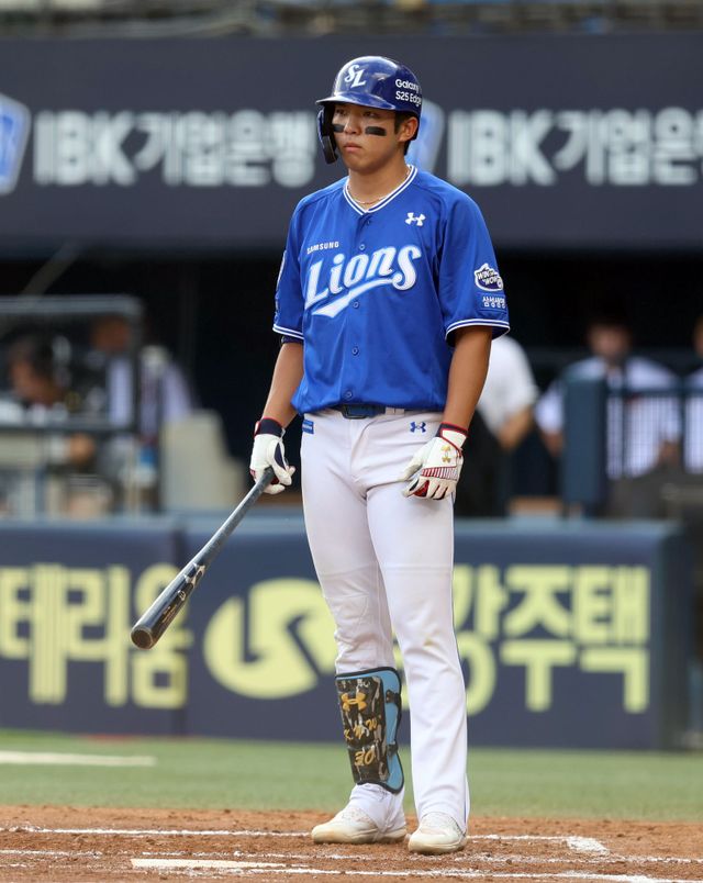 삼성 라이온즈 김영웅이 1일 서울 잠실야구장에서 열린 두산 베어스전에서 타석에 서서 아쉬워하고 있다. 삼성 라이온즈