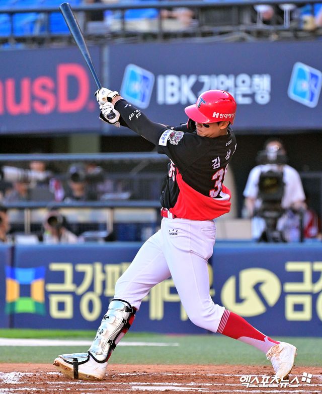 29일 오후 서울 송파구 잠실야구장에서 열린 '2025 신한 SOL Bank KBO리그' KIA 타이거즈와 LG 트윈스의 경기, 6회초 1사 2,3루 KIA 김석환이 2타점 3루타를 날리고 있다. 엑스포츠뉴스 DB