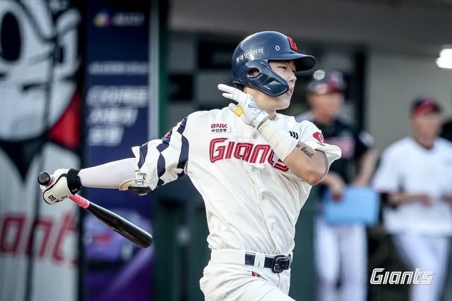 롯데 자이언츠 내야수 고승민이 1일 부산 사직야구장에서 열린 2025 신한 SOL Bank KBO리그 LG 트윈스와의 팀 간 6차전에서 3회말 1타점 적시타를 기록했다. 사진 롯데 자이언츠