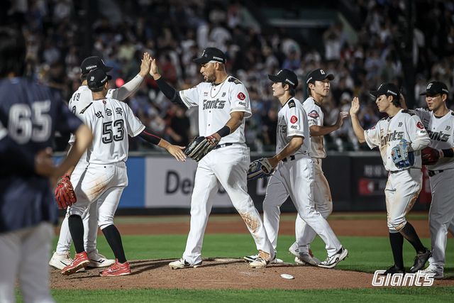 김태형 감독이 이끄는 롯데 자이언츠가 2025 시즌 6월 12승 10패를 기록, 월간 승률 3위를 기록했다. 주축 선수들의 부상 이탈 악재에도 뎁스 강화와 성적이라는 성과를 얻었다. 사진 롯데 자이언츠