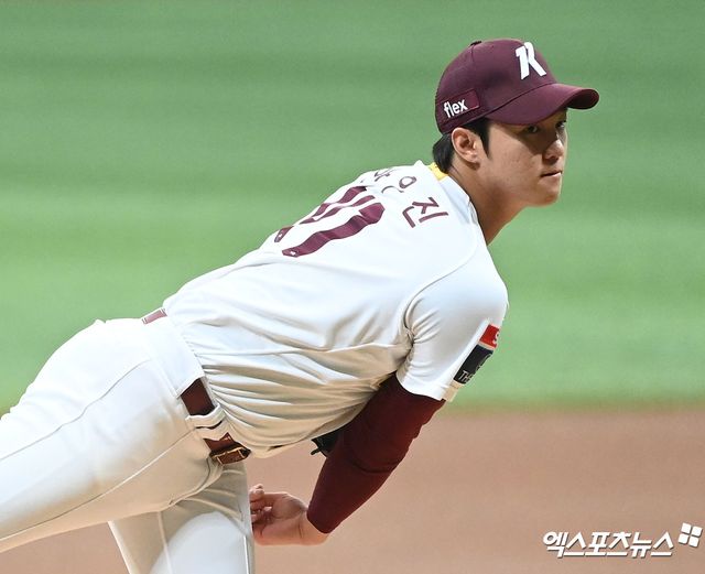 지난 2023년 8월 19일 오후 서울 구로구 고척스카이돔에서 열린 '2023 신한은행 SOL KBO리그' 롯데 자이언츠와 키움 히어로즈의 경기, 1회초 키움 선발투수 안우진이 공을 힘차게 던지고 있다. 엑스포츠뉴스 DB