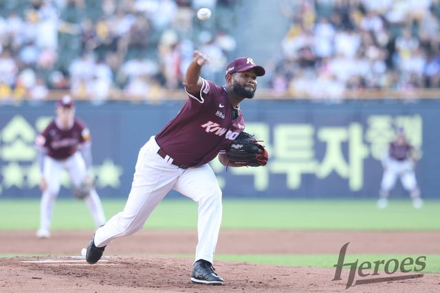 10일 서울 잠실야구장에서 열린 2025 신한 SOL 뱅크 KBO리그 LG 트윈스와 키움 히어로즈 간의 경기, 키움 선발투수 라울 알칸타라가 6⅓이닝 6피안타(1피홈런) 3실점을 기록하고 마운드를 내려갔다. 키움 히어로즈