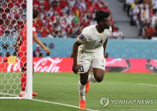 영국 매체 풋볼 인사이더는 9일(한국시간) 모하메드 쿠두스(웨스트햄 유나이티드)의 합류는 손흥민에게 어려움을 가져올 수 있다고 주장했다. 2000년생 가나 윙어 모하메드 쿠두스는 현재 이적료 5500만 파운드(약 1027억원)로 토트넘에 합류하는 것이 유력하다. 매체는 쿠두스가 합류할 경우 손흥민의 입지가 위협을 받을 것으로 예상했다. 연합뉴스