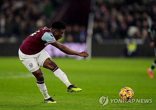 영국 매체 풋볼 인사이더는 9일(한국시간) 모하메드 쿠두스(웨스트햄 유나이티드)의 합류는 손흥민에게 어려움을 가져올 수 있다고 주장했다. 2000년생 가나 윙어 모하메드 쿠두스는 현재 이적료 5500만 파운드(약 1027억원)로 토트넘에 합류하는 것이 유력하다. 매체는 쿠두스가 합류할 경우 손흥민의 입지가 위협을 받을 것으로 예상했다. 연합뉴스