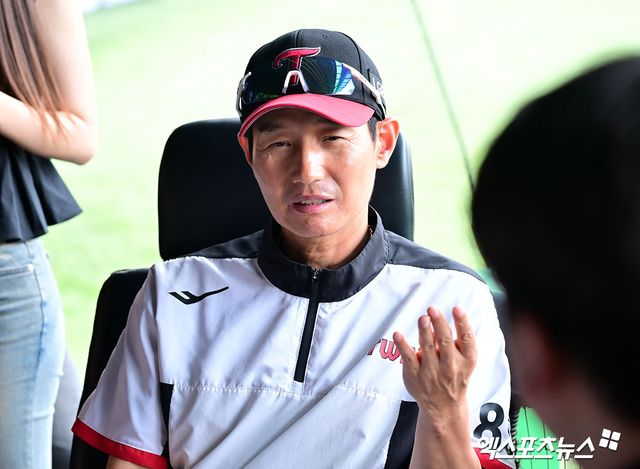 지난 6월 29일 오후 서울 송파구 잠실야구장에서 열리는 '2025 신한 SOL Bank KBO리그' KIA 타이거즈와 LG 트윈스의 경기, LG 염경엽 감독이 취재진과 대화를 나누고 있다. 엑스포츠뉴스 DB