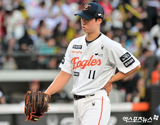 한화 이글스 선발투수 엄상백이 올해 정규시즌 경기에 등판해 실점 후 아쉬워하고 있다. 엑스포츠뉴스 DB