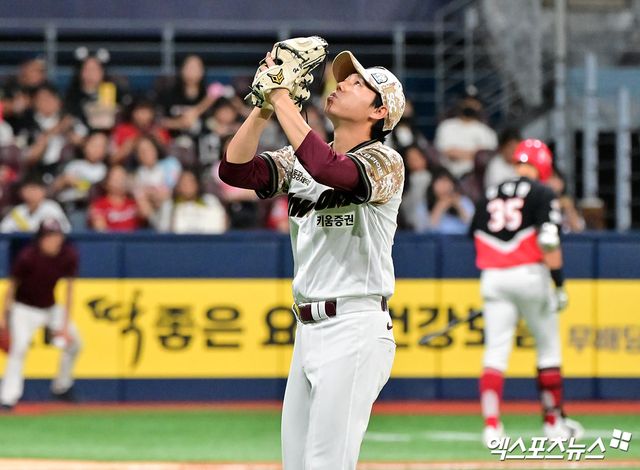 지난 6월 26일 오후 서울 구로구 고척스카이돔에서 열린 '2025 신한 SOL Bank KBO리그' KIA 타이거즈와 키움 히어로즈의 경기, 6회초 수비를 마친 키움 하영민이 더그아웃으로 향하고 있다. 엑스포츠뉴스 DB