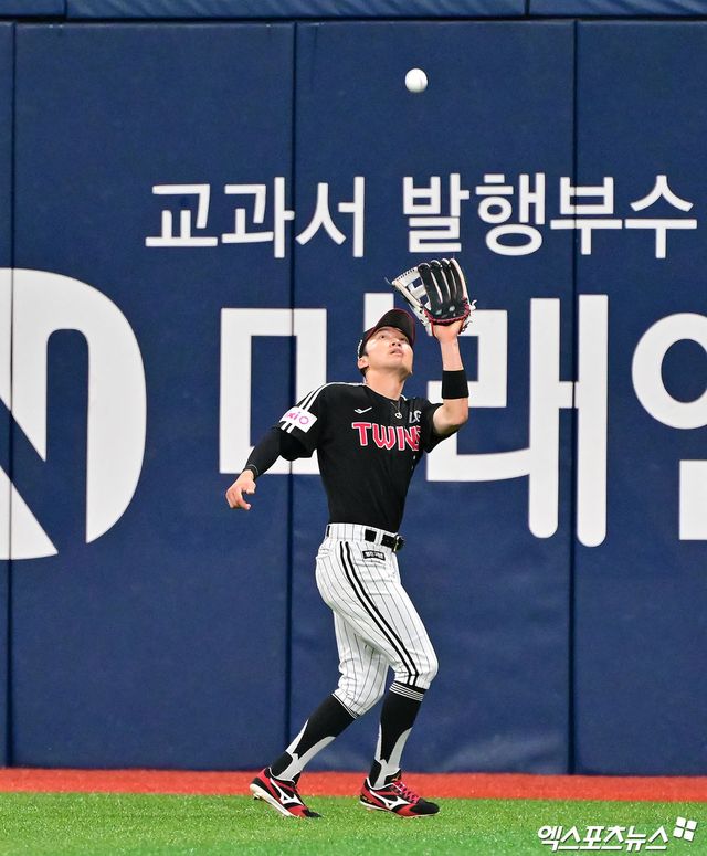 6일 오후 서울 구로구 고척스카이돔에서 열린 '2025 신한 SOL Bank KBO리그' LG 트윈스와 키움 히어로즈의 경기가 열렸다. 5회말 1사 LG 박해민이 키움 어준서의 타구를 잡아내고 있다. 엑스포츠뉴스DB