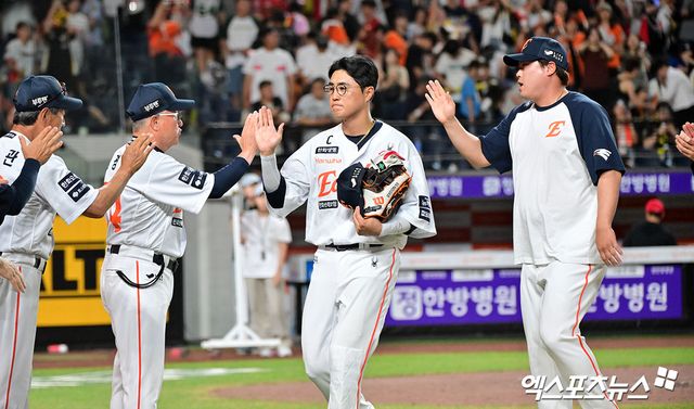 김승연 한화그룹 회장이 전반기 1위를 확정한 한화 이글스 선수단에 통큰 선물을 안겼다. 한화 구단은 10일 '김승연 회장이 프로야구 정규시즌 전반기 1위를 확정하며 선전 중인 한화 이글스 선수단과 임직원에게 10일 특별 격려품을 전달했다'고 밝혔다. 한화는 10일 현재 KBO리그와 퓨처스리그(북부리그)에서 모두 1위를 달리고 있다. 엑스포츠뉴스DB