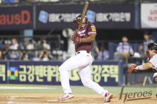 10일 서울 잠실야구장에서 열린 2025 신한 SOL 뱅크 KBO리그 LG 트윈스와 키움 히어로즈 간의 경기, 키움 스톤 개릿이 9회초 2사 1, 2루에서 경기 균형을 깨는 1타점 적시타를 터트렸다. 키움 히어로즈