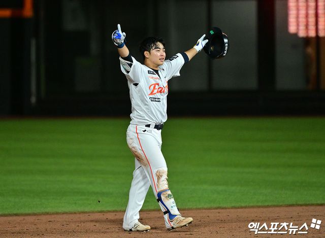 10일 오후 대전 한화생명 볼파크에서 열린 '2025 신한 SOL Bank KBO리그' KIA 타이거즈와 한화 이글스의 경기, 한화가 문현빈의 끝내기 안타에 힘입어 KIA에 3:2 역전승을 거두며 6연승을 기록했다. 이날 경기에서 승리한 한화 문현빈이 기뻐하고 있다. 대전, 김한준 기자
