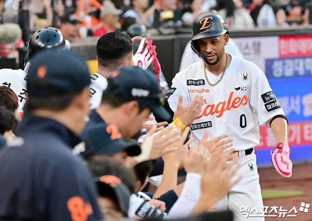 8일 오후 대전 한화생명 볼파크에서 열린 '2025 신한 SOL Bank KBO리그' KIA 타이거즈와 한화 이글스의 경기, 1회말 무사 2,3루 한화 리베라토가 노시환의 1타점 적시타때 득점에 성공하고 있다. 엑스포츠뉴스DB