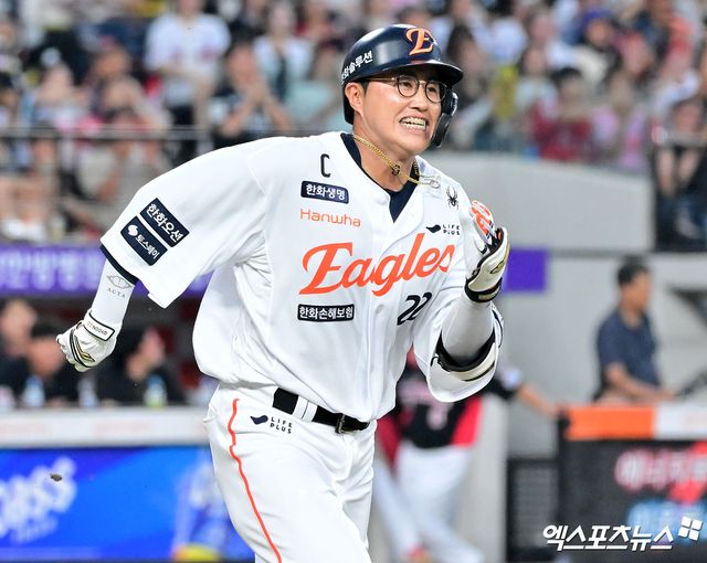 8일 오후 대전 한화생명 볼파크에서 열린 '2025 신한 SOL Bank KBO리그' KIA 타이거즈와 한화 이글스의 경기, 3회말 1사 3루 한화 채은성이 3타점 2루타를 날리고 있다. 대전, 김한준 기자