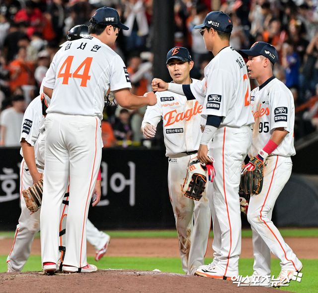 김승연 한화그룹 회장이 전반기 1위를 확정한 한화 이글스 선수단에 통큰 선물을 안겼다. 한화 구단은 10일 '김승연 회장이 프로야구 정규시즌 전반기 1위를 확정하며 선전 중인 한화 이글스 선수단과 임직원에게 10일 특별 격려품을 전달했다'고 밝혔다. 한화는 10일 현재 KBO리그와 퓨처스리그(북부리그)에서 모두 1위를 달리고 있다. 엑스포츠뉴스DB