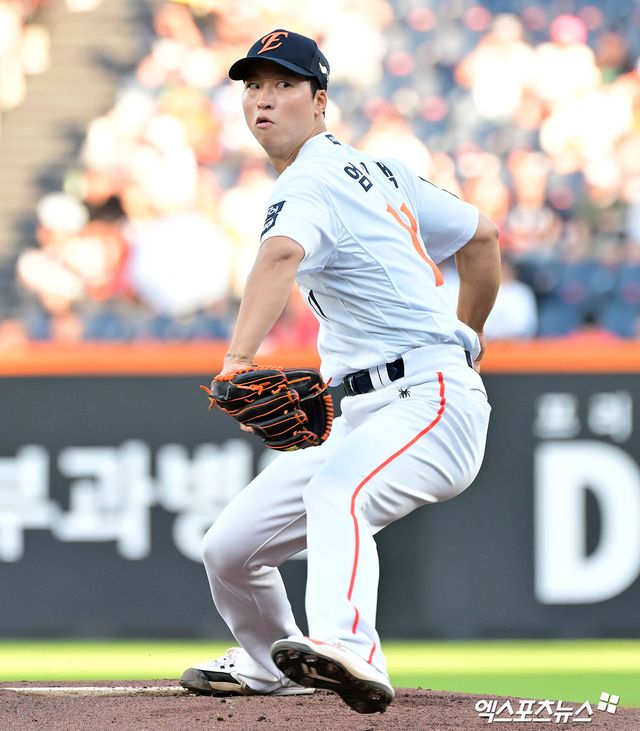 한화 이글스 선발투수 엄상백이 올해 정규시즌 경기에 등판해 역투하고 있다. 엑스포츠뉴스 DB