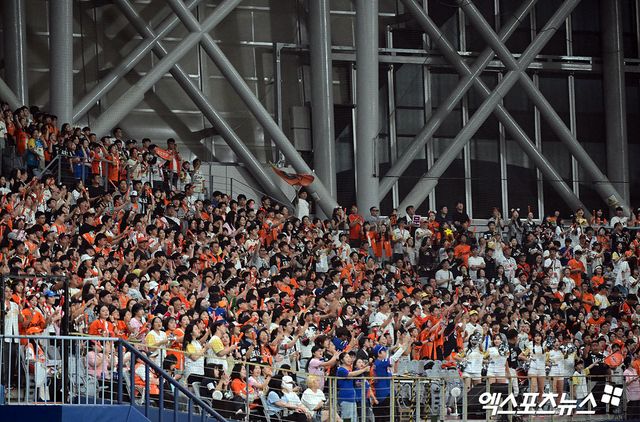 5일 오후 서울 구로구 고척스카이돔에서 열린 '2025 신한 SOL Bank KBO리그' 한화 이글스와 키움 히어로즈의 경기, 경기장을 찾은 많은 관중들이 열띤 응원을 선보이고 있다. 엑스포츠뉴스DB