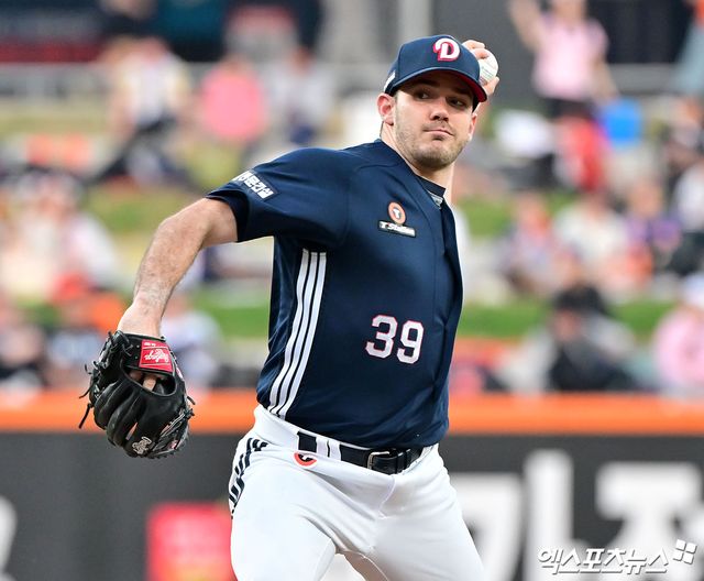 두산 베어스 외국인 투수 잭로그가 10일 부산 사직야구장에서 열린 2025 신한 SOL Bank KBO리그 롯데 자이언츠와의 팀 간 12차전에 선발등판, 8이닝 무실점으로 승리투수가 됐다. 사진 엑스포츠뉴스 DB